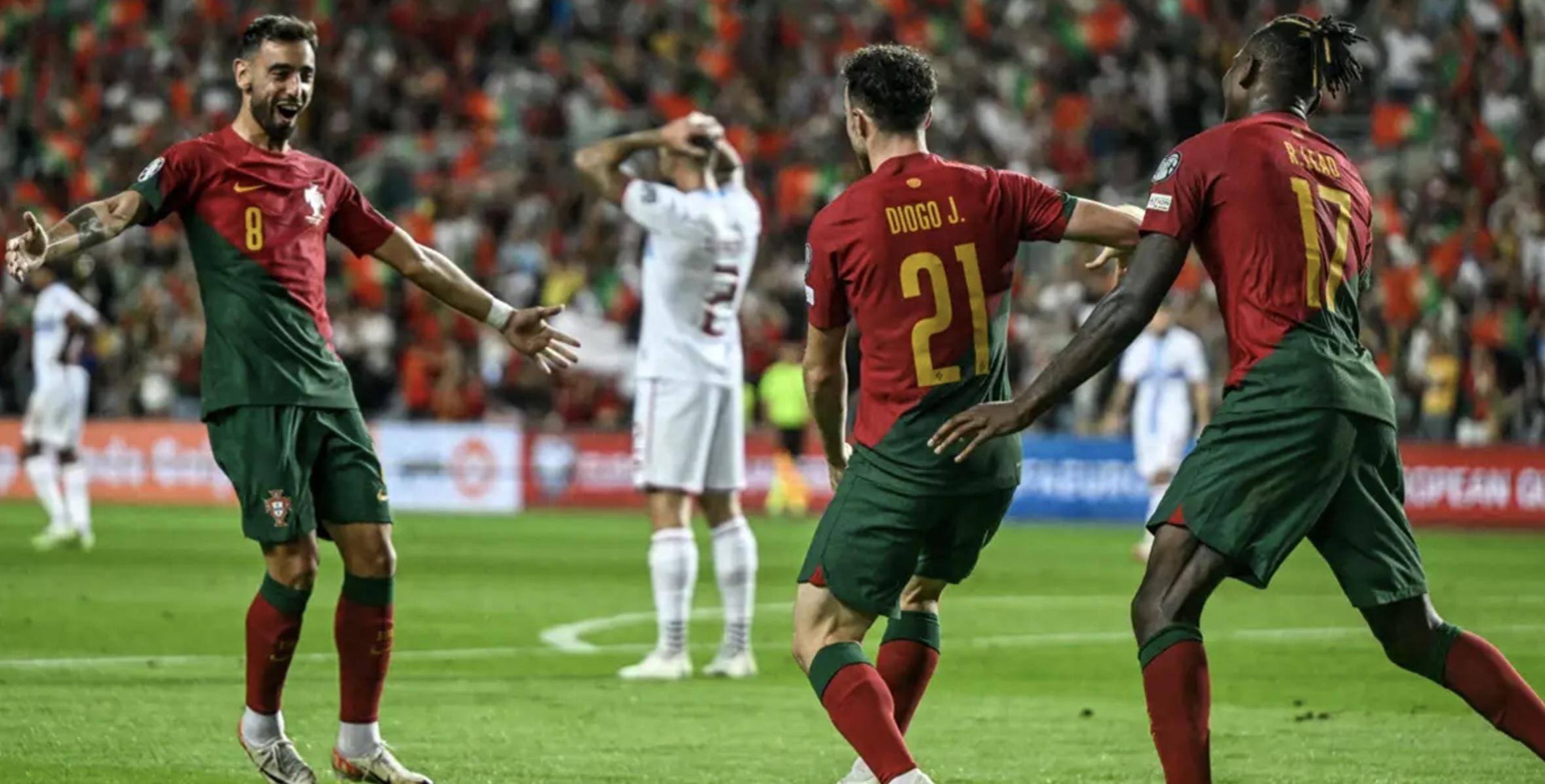 爱游戏在线-欧洲杯预选赛表现引人瞩目，球员实力逐渐显现