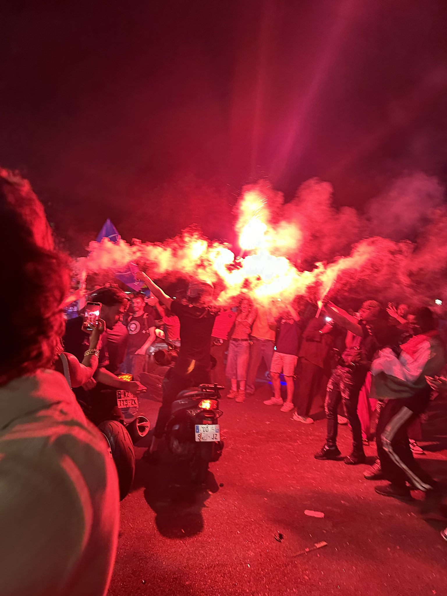 欢呼雀跃:球迷们热切期待着场上精彩 欢呼雀跃:球迷们热切期待着场上精彩