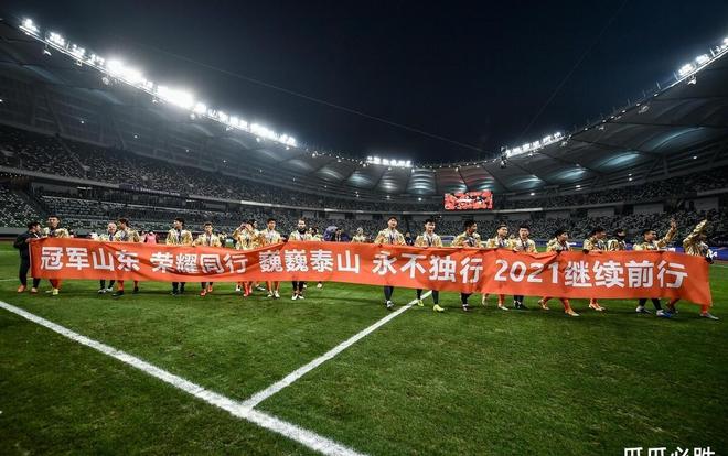 爱游戏网页版登录入口-卫冕冠军再度夺冠，球迷欢腾狂欢