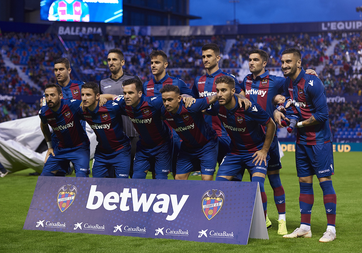 爱游戏登录入口-欧预赛对阵再度展开，球员斗志昂扬的简单介绍