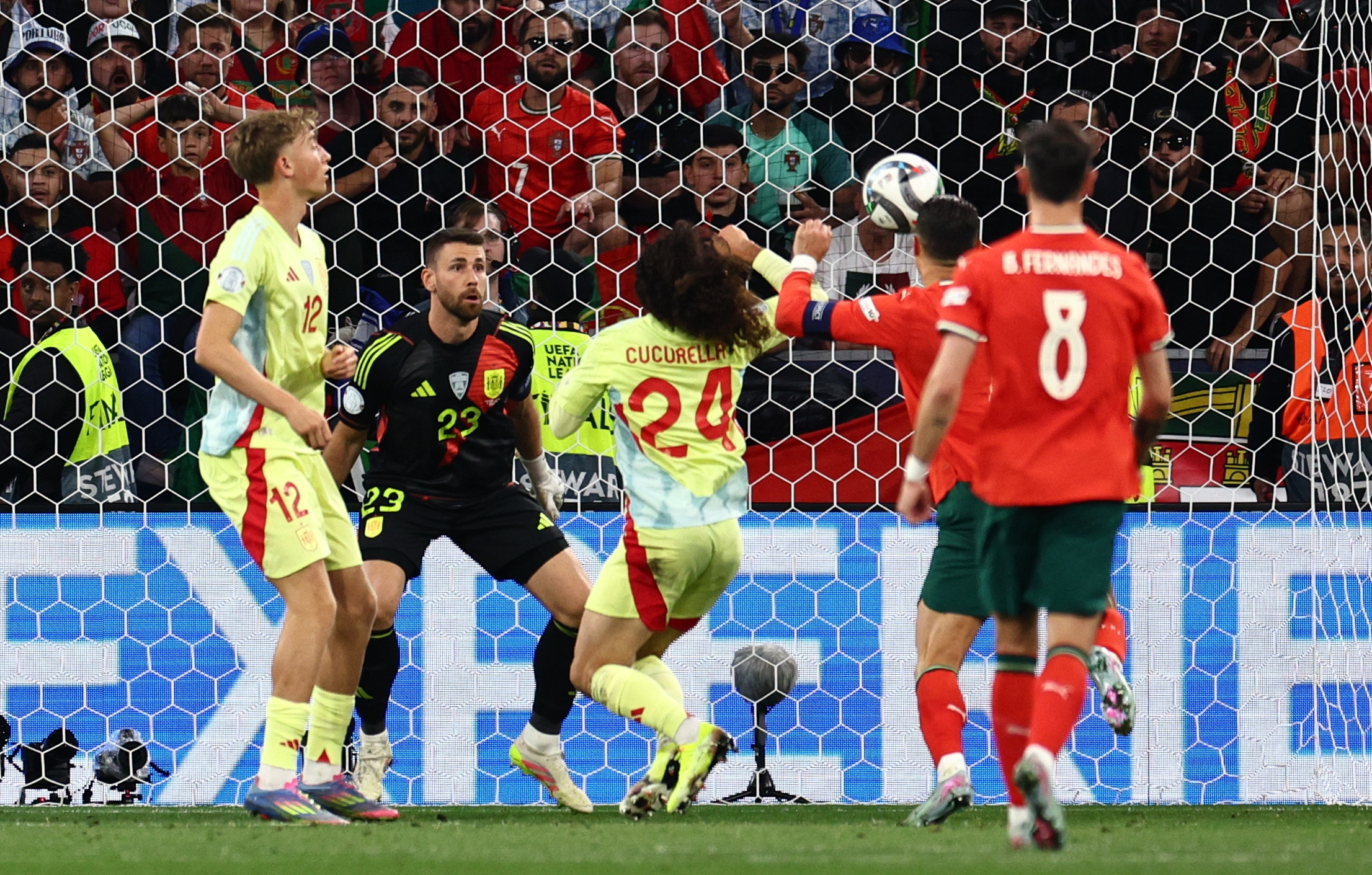 爱游戏app下载-欧国联冠军赛事连番对抗，球队竞技水平高