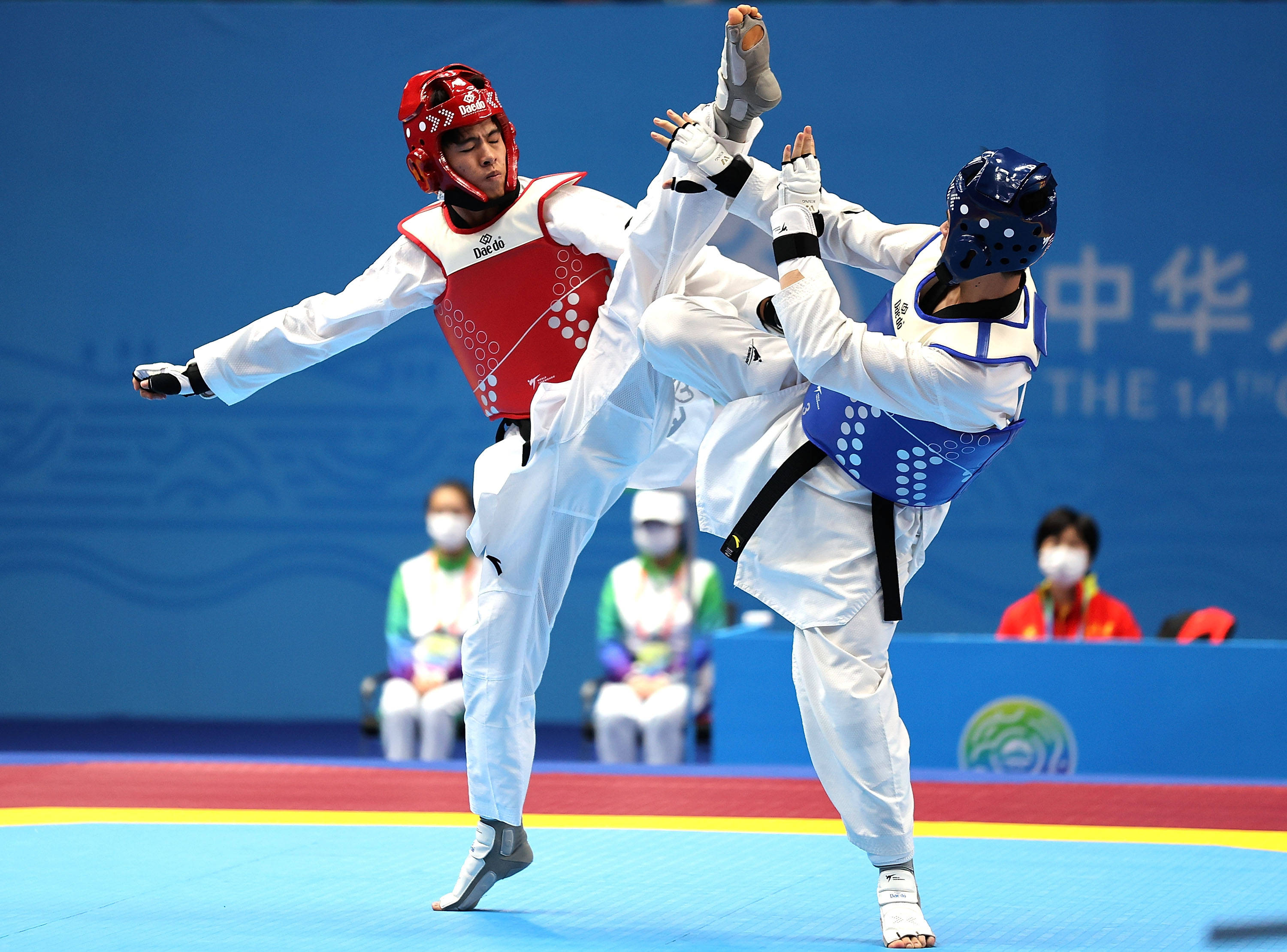 爱游戏娱乐-跆拳道比赛中中国选手飒爽英姿