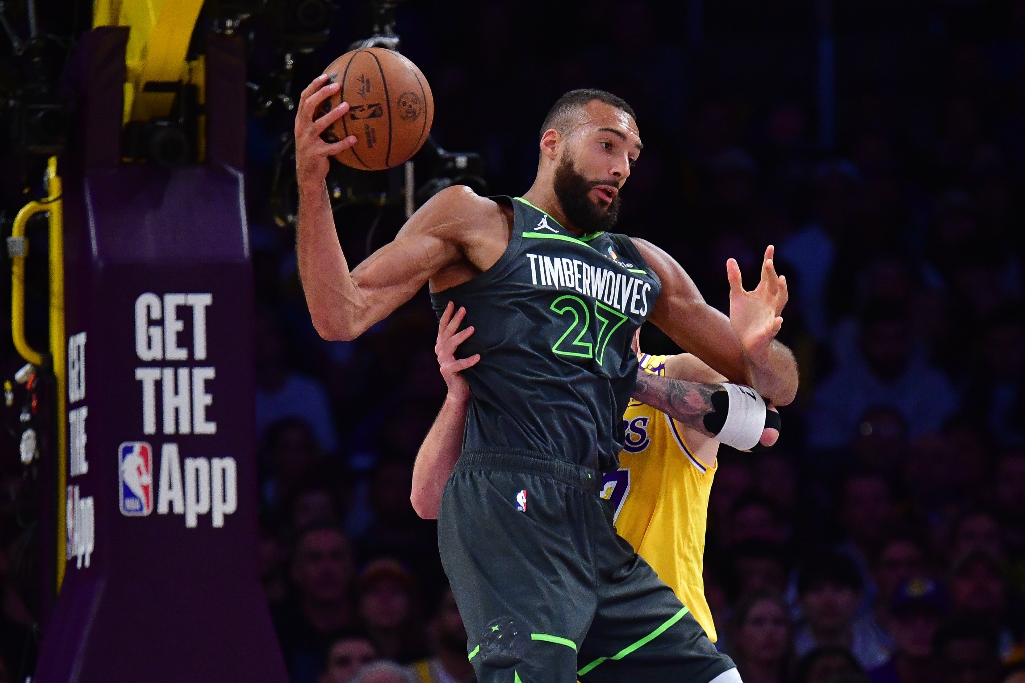 关于汤普森因伤宣布赛季报销，球队备受影响的信息