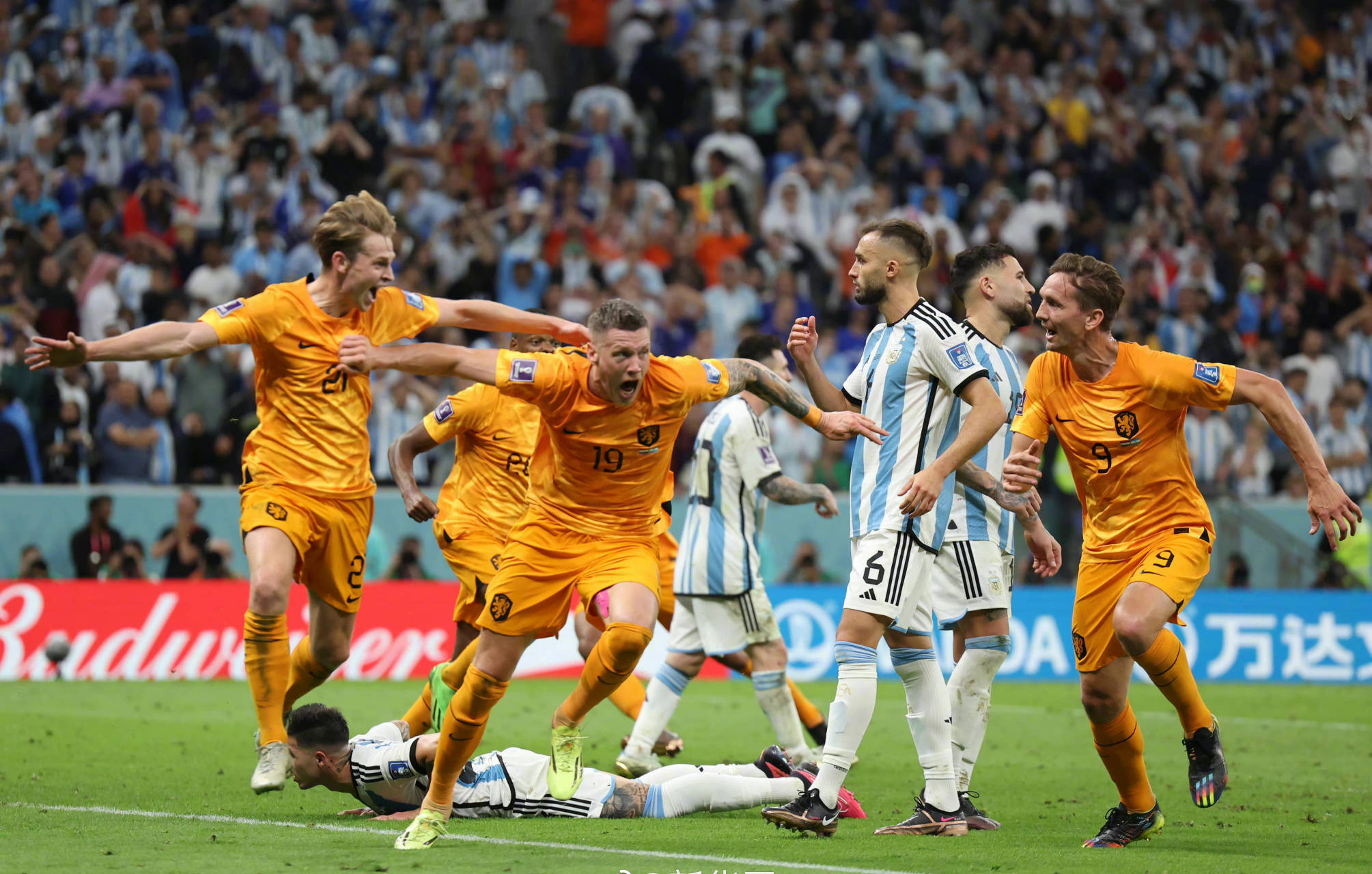 关于范加尔赞扬梅西是世界上最佳球员，希望巴塞罗那能够延长梅西的合同的信息