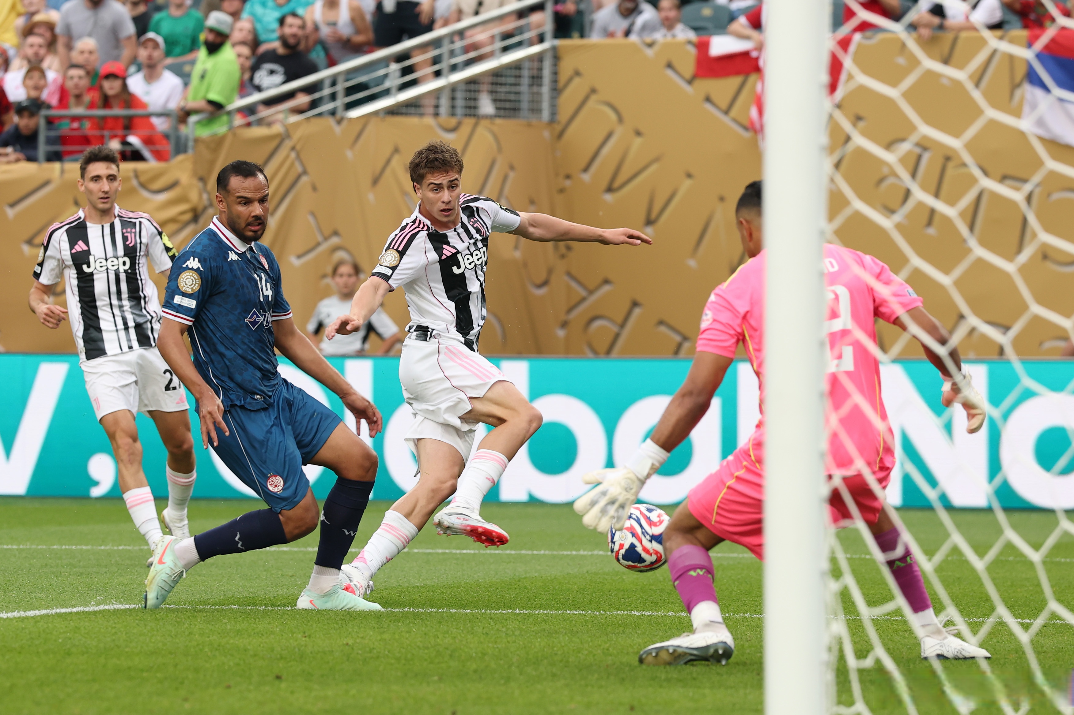 爱游戏视频-尤文图斯大胜，平稳晋级欧冠四强之列！