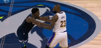 爱游戏新闻-激烈较量！场上双方互不相让！