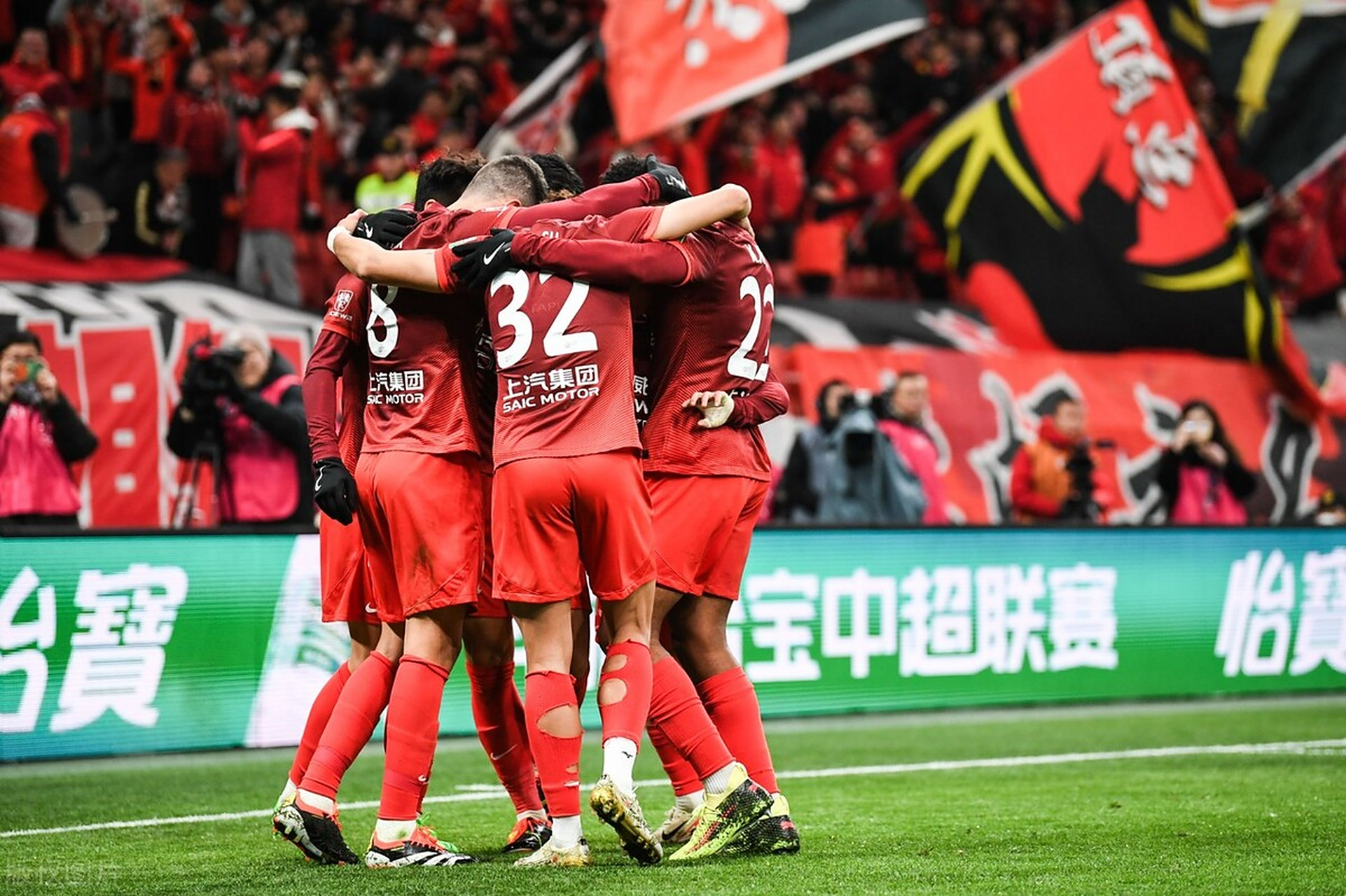 爱游戏中国官网-震撼对决！顶级球队争夺荣耀引爆球场的简单介绍