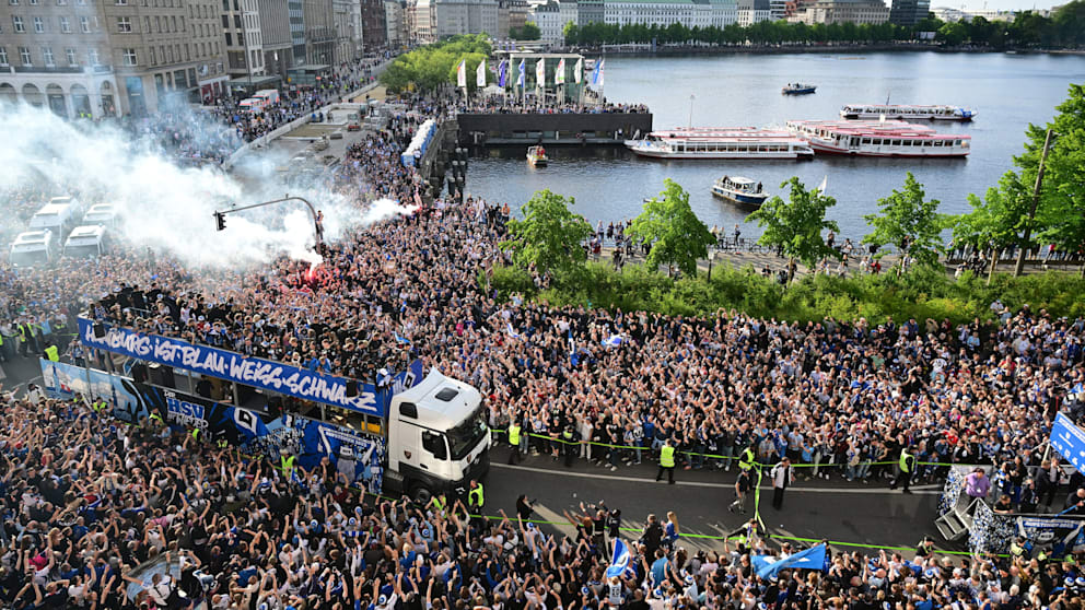 关于汉堡球迷携手支持球队，共同战胜困难的信息